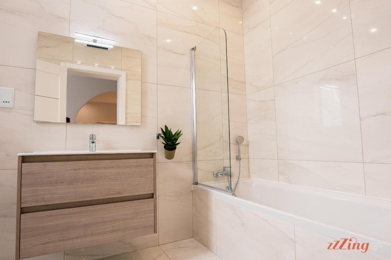 Stunning Holiday Villa With A Heated Jacuzzi เซนต์พอลส์เบย์ ภายนอก รูปภาพ